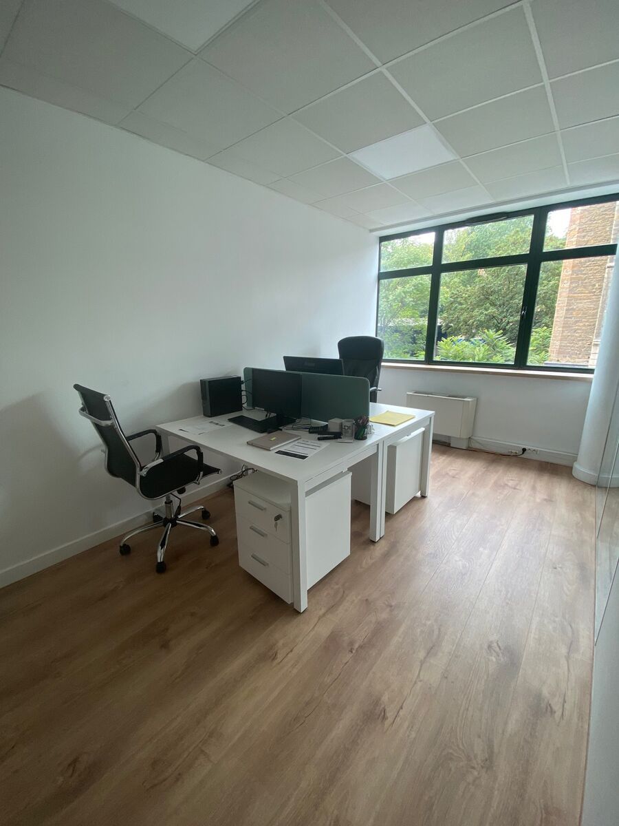Bureau privé meublé à louer à Tassin-la-Demi-Lune, aux portes de Lyon 9, avec grande fenêtre sur la verdure
