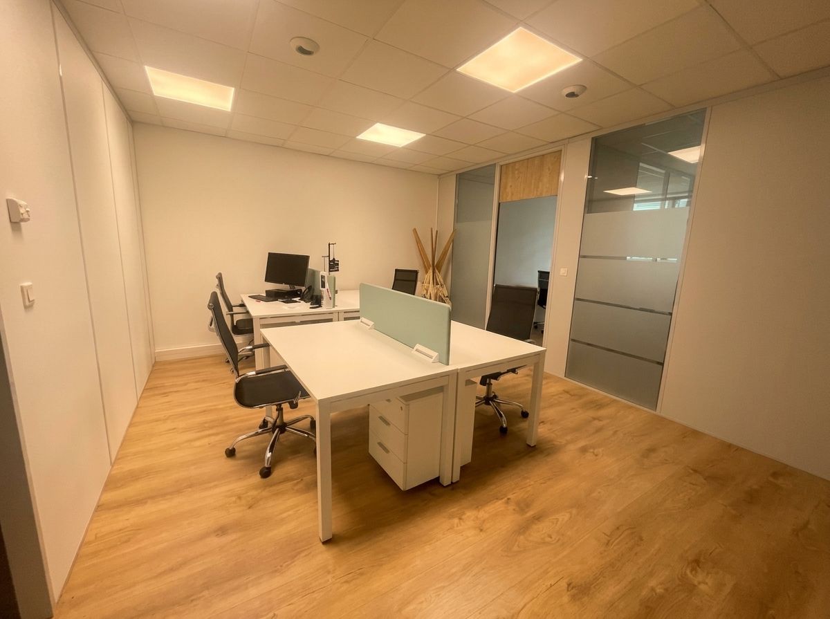 Open space de coworking de 4 postes à Tassin-la-Demi-Lune, aux portes de Lyon 9