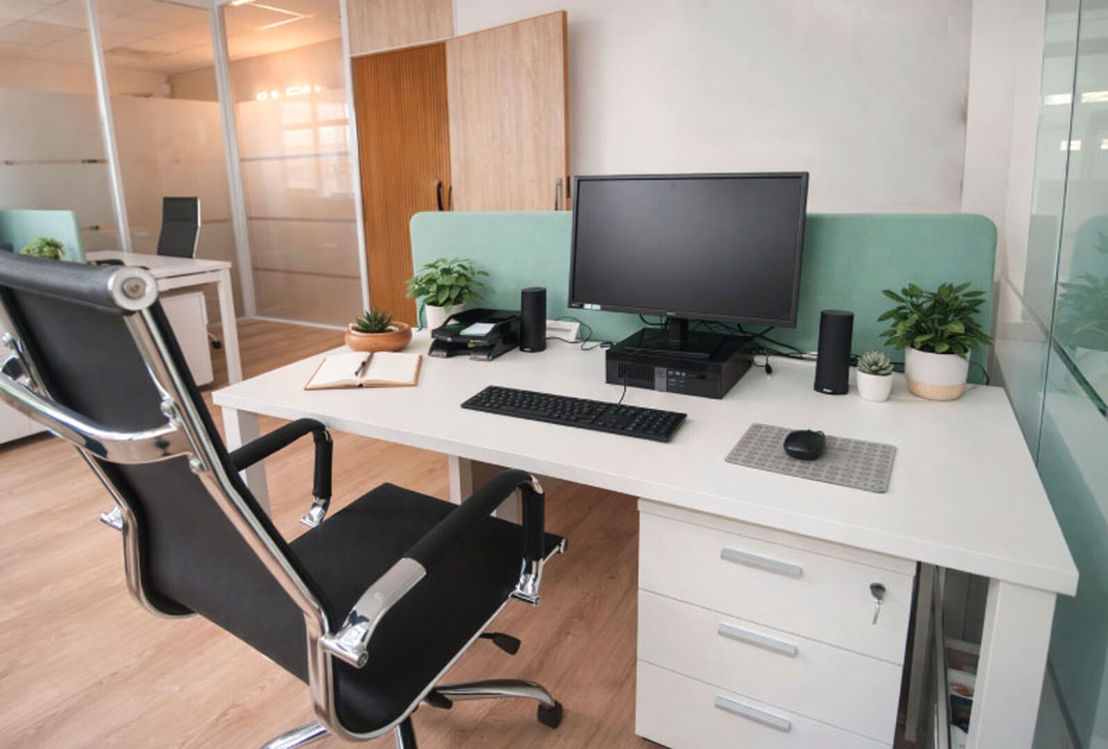 Poste de travail équipé d'un écran dans le coworking de Tassin-la-Demi-Lune, près d'Écully