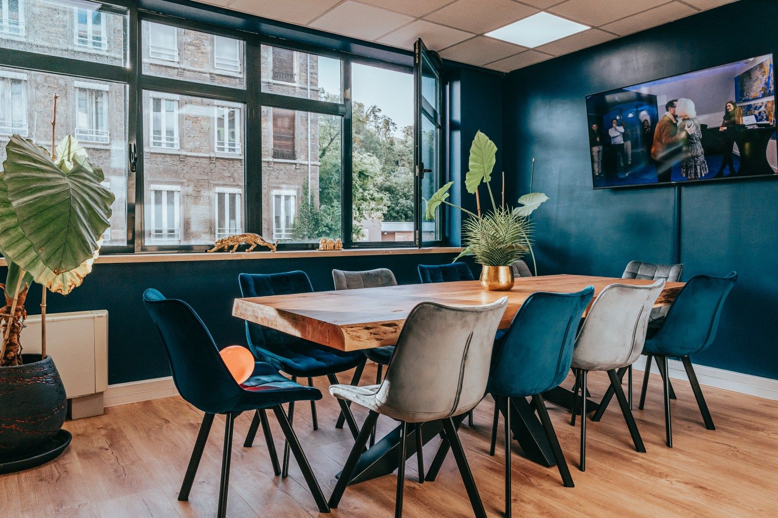 Salle de réunion du coworking à Tassin-la-Demi-Lune, aux portes de Lyon 9 : grande table en bois et écran